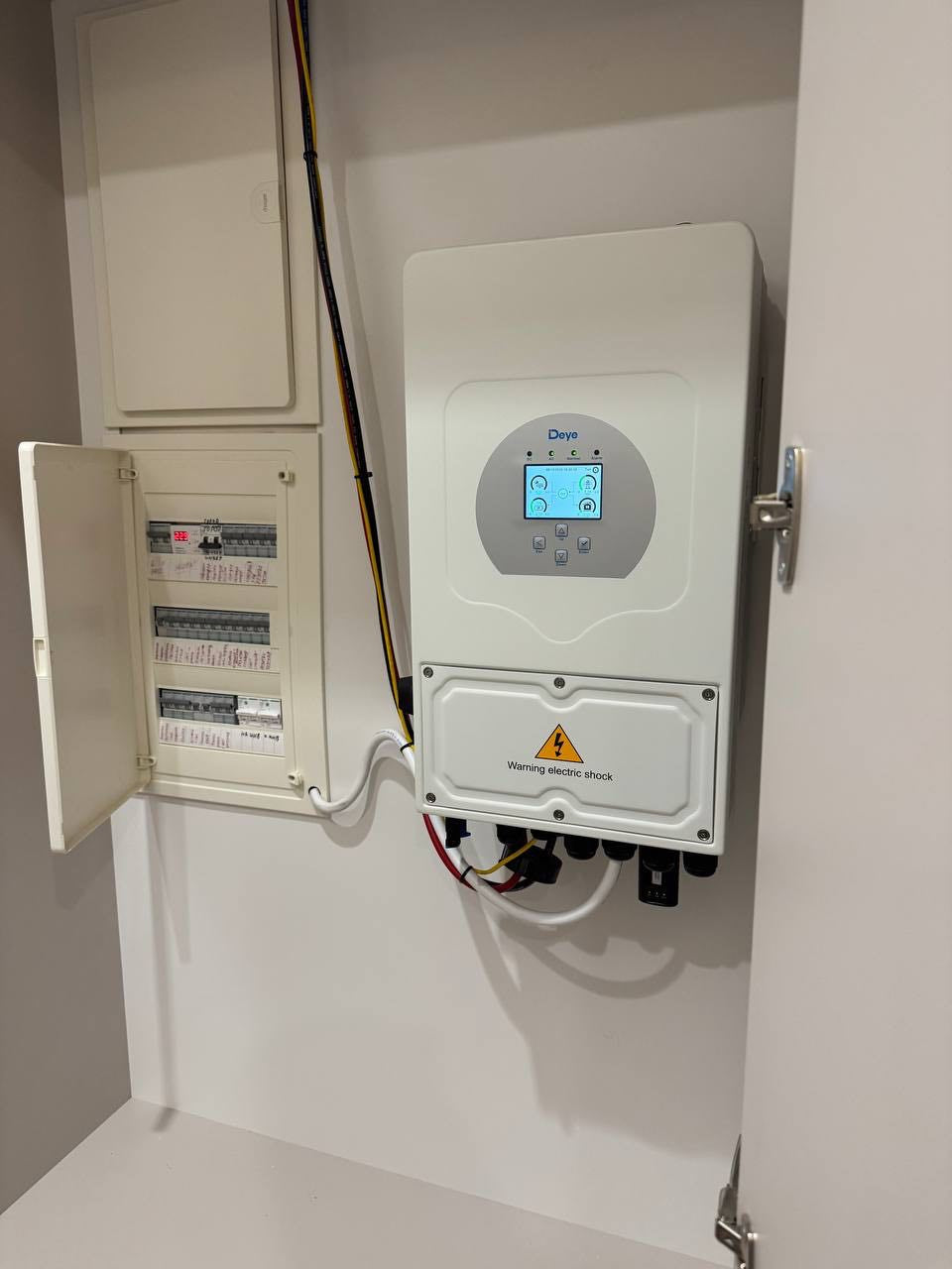 Комплект Інвертор гібриднийDeye SUN-6K-SG05LP1-AM2-PLUS (6 кВт, 1 фаза, 2 МРРТ, LV)+батарея Deye SE-F16-C 314Ah (16 кВт)